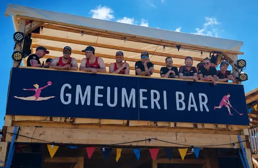 Die Gmeumeri Bar in Auenstein mit dem Team an der Brüstung der Holzbar