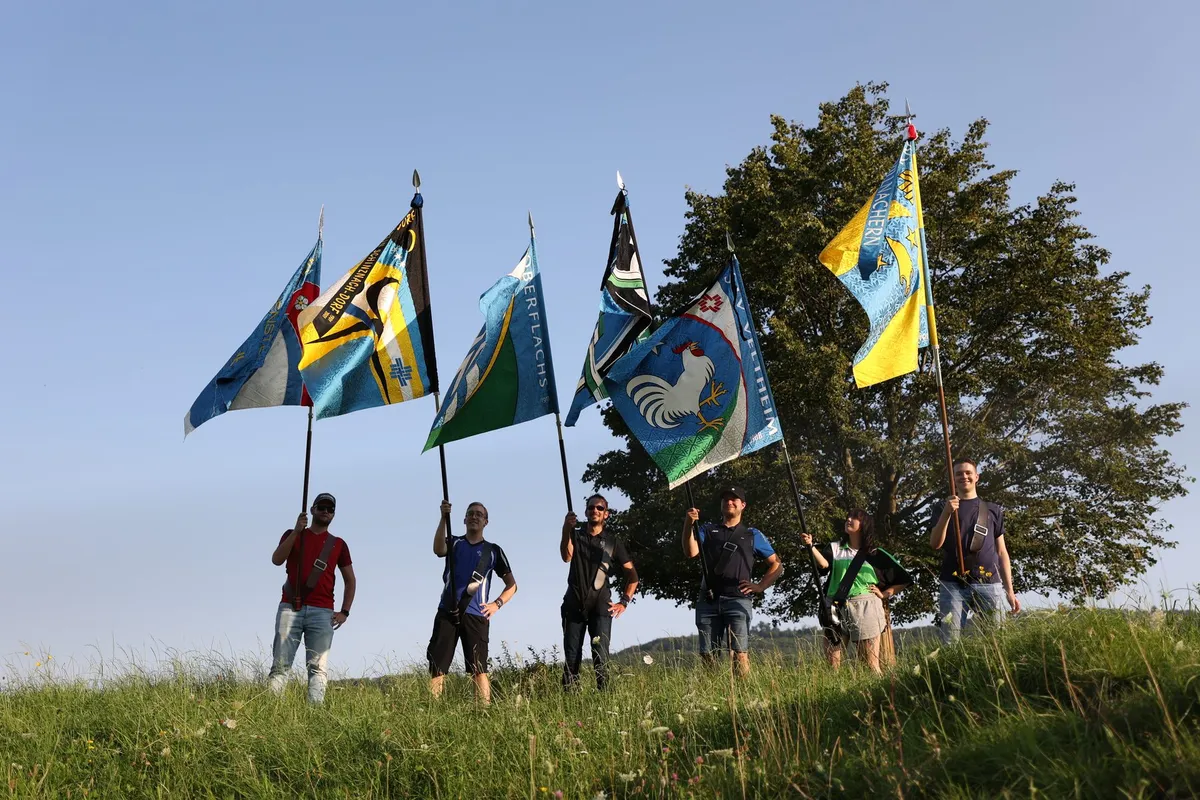 Die 6 Talturnfest Vereine mit ihren Fahnen