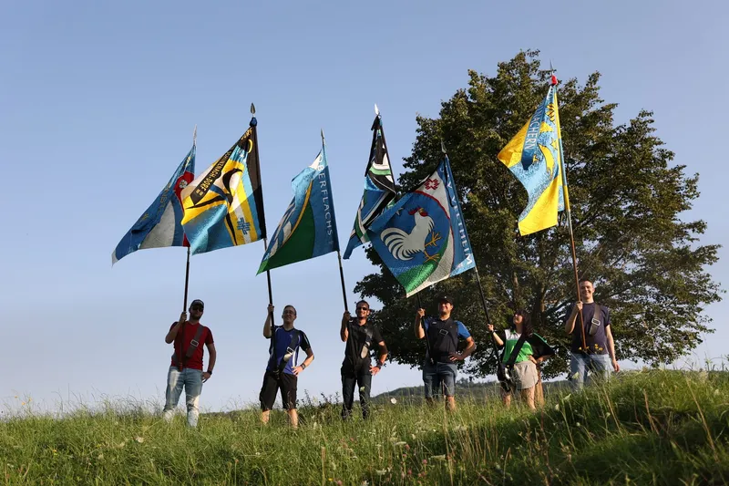 Die 6 Talturnfest Vereine mit ihren Fahnen