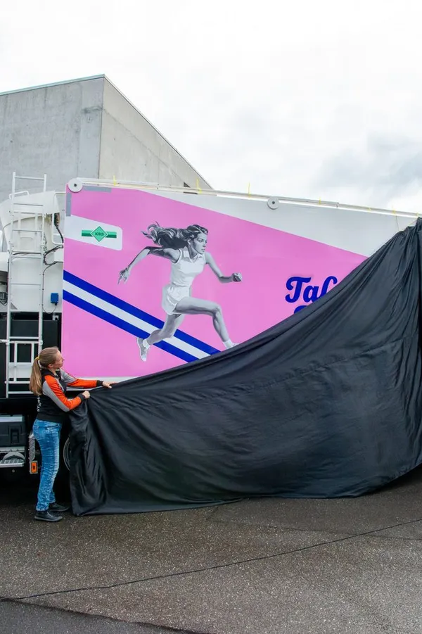 Enthüllung des Talturnfest-Logos auf dem Festmobil